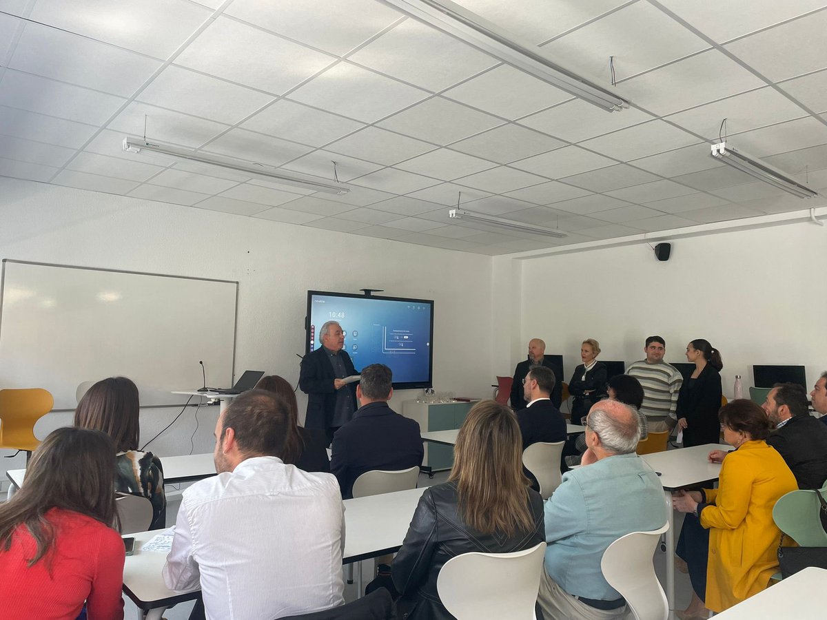 Hoy destacando las conclusiones del Taller de la “Felicidad, Comercio y Emciones” desarrollado con los alumnos/as de #CyACartuja y #GACartuja todo coordinado y dirigido por el gran <a href="/eldel53/">Jose Luis Cañavate</a> 👏🏻👏🏻 #FP #Comunicación #FPAndaluza #RedFP #FPVisible <a href="/EducaAnd/">Consejería Desarrollo Educativo y FP</a>