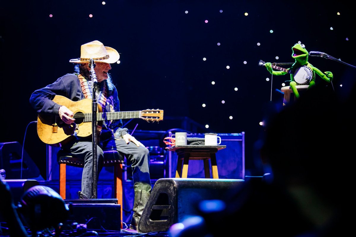 RollingStone's tweet photo. Willie Nelson and Kermit the Frog Finally Performed ‘Rainbow Connection’ Together

Watch it here: https://t.co/iJAF1rxOVD https://t.co/juwtPwnhfg
