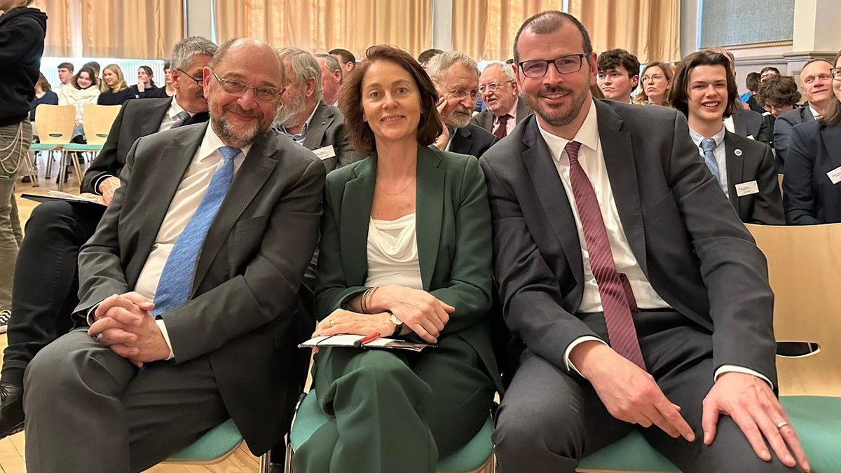 #Europa im Herzen: In #Potsdam wurden der #EuropaSCHULpreis verliehen und Martin Schulz für sein Engagement für #Bildung in Europa geehrt - mit Bildungsminister Steffen Freiberg und EP-Vizepräsidentin Katarina Barley. Glückwunsch @MartinSchulz! 🇪🇺 #Europaschulen #Demokratie