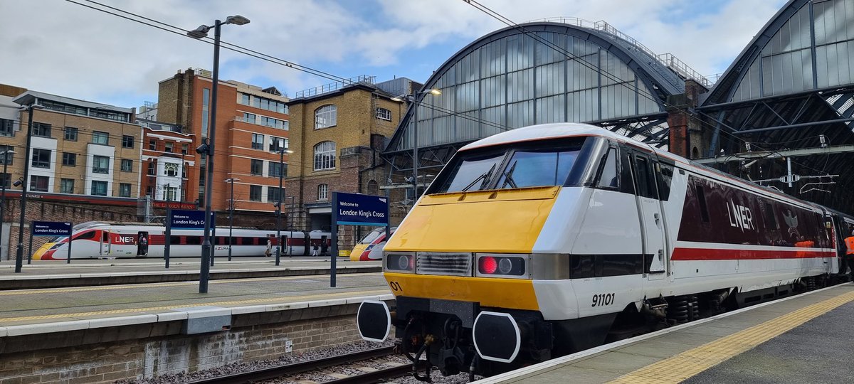 Railwaygirl2018's tweet image. After a epic trip whizzing up the east coast to London🚂🚃🚃

Its time for this #DispatchersOfTwitter to make my way to my next destination👀

Always good fun travelling on a #Intercity225 service🥰

But where to next?🤔
#RailwayFamily #RailwayTwitter #Travelling #Trains #London