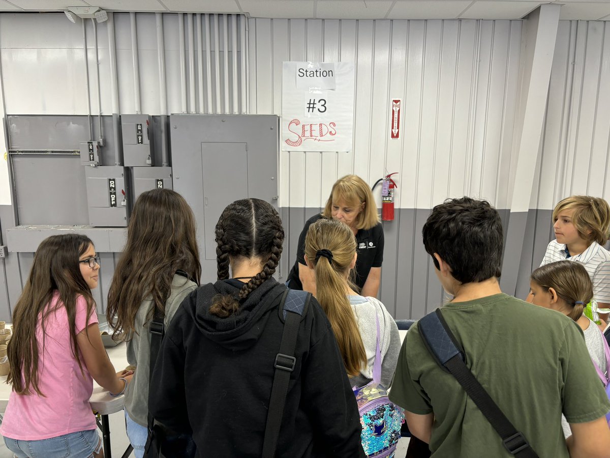 luckiepearl's tweet photo. Station fun at EXPO! @DeltonaLksElem @ElemSci #vcsscienceexpo https://t.co/6bz3p3p3wE