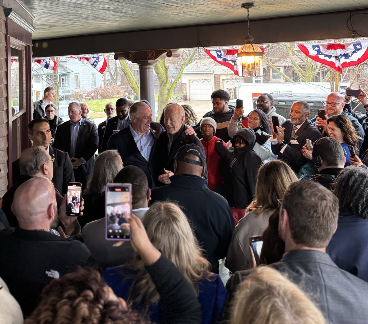 A little freezing rain in Saginaw didn’t stop ⁦@JoeBiden⁩ from coming to town and highlighting the stakes this November. Thank you POTUS for coming back to mid-Michigan and highlighting our work to grow our economy and lower costs for working people!