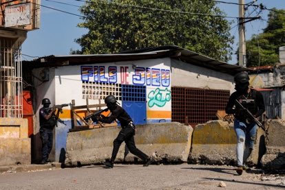 “It’s total chaos. It’s a total breakdown.” Canada pulls #Haiti embassy staff as gang violence intensifies theglobeandmail.com/world/us-polit…