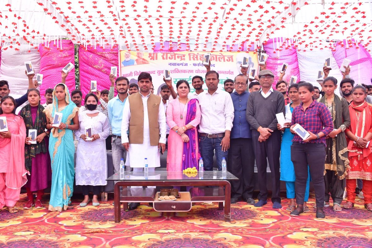 Distributed smartphones to young, bright students today. Best wishes to them for their future.