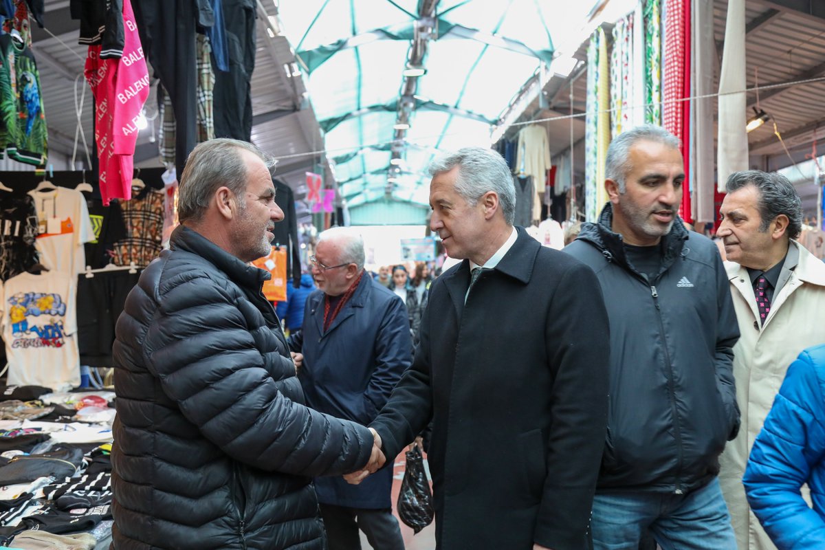 Geçmiş dönem İstanbul Milletvekilimiz Sn. Hüseyin Bürge (@huseyinburge) ile birlikte Mimaroba Pazarı'nı gezdik.

Vatandaşlarımızın sıcak teveccühü ve ilgisiyle karşılandık, yerel esnafımızla bir araya gelip onların değerli görüşlerini dinledik.

#ArtıkHizmetVakti