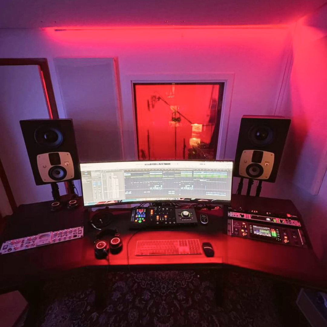 EveAudio's tweet photo. SC3010 looking extra stunning in this setup 🙌 Thanks for sharing andreasfejer!
#eveaudio #studiomonitors #SC3010 #studioegear #musicstudio https://t.co/RRZXFcempT