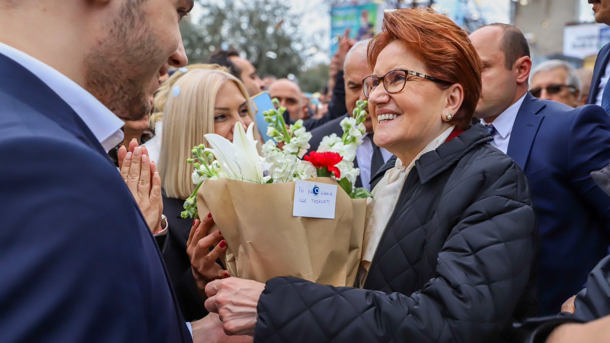 meral_aksener's tweet photo. Bursa'da ikinci durağımız Gemlik'ti...

Ülkemizin içerisine düştüğü şartlarda alyansını bile bozdurmak zorunda kalan milletimiz, son sözünü sandıkta söyleyecek! 

31 Mart'tan sonra tüm Türkiye sadece milletin sesini dinleyecek! https://t.co/Yz3NHDlxyK