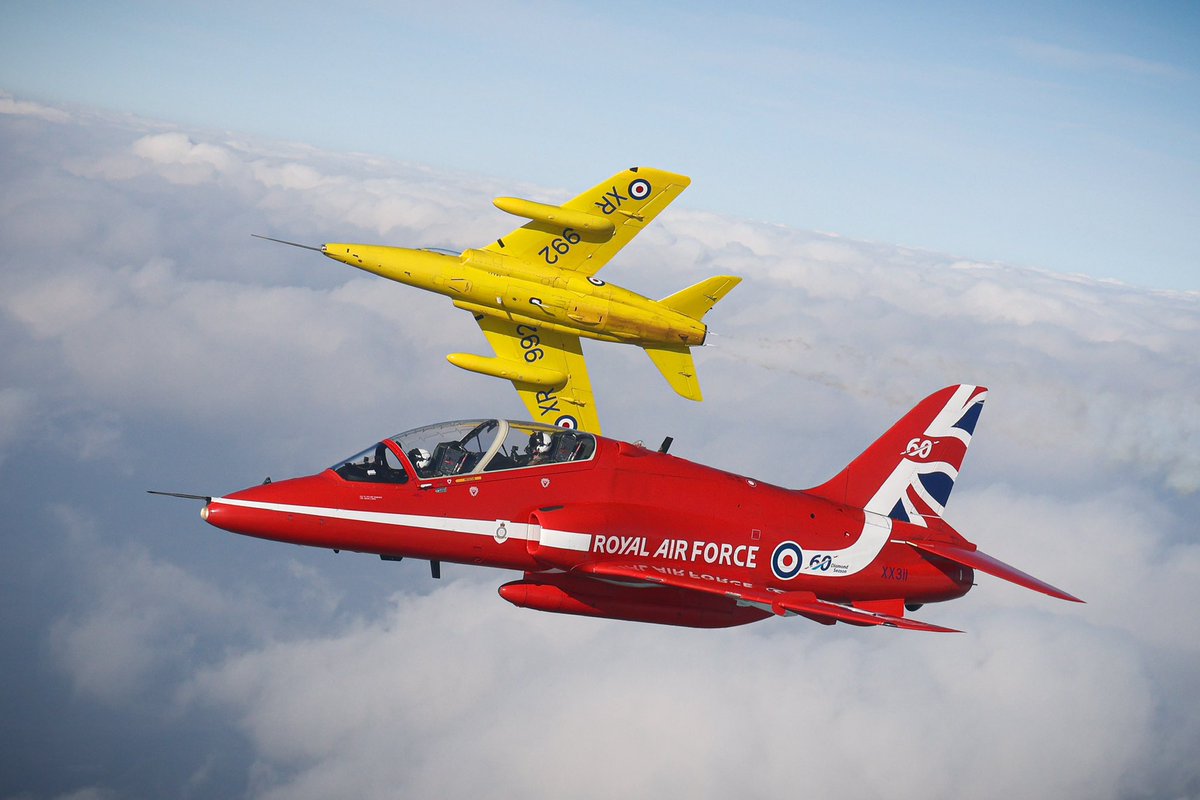 A look back to this fantastic moment a week ago - the #RedArrows sharing the skies with a classic Folland Gnat jet to help launch the team’s 60th diamond season display calendar. 

📸 Cpl Phil Dye