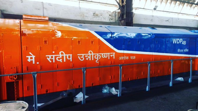 Indian Railway gave a tribute to Major Sandeep Unnikrishnan, by posthumously presenting TKD WDP4B 40049 to him, naming it “Sandeep Unnikrishnan”.

Today is #SandeepUnnikrishnan  's birthday anniversary 

.@Sanjay_IRTS  @rahmanology 

🚂🪖🇮🇳💪