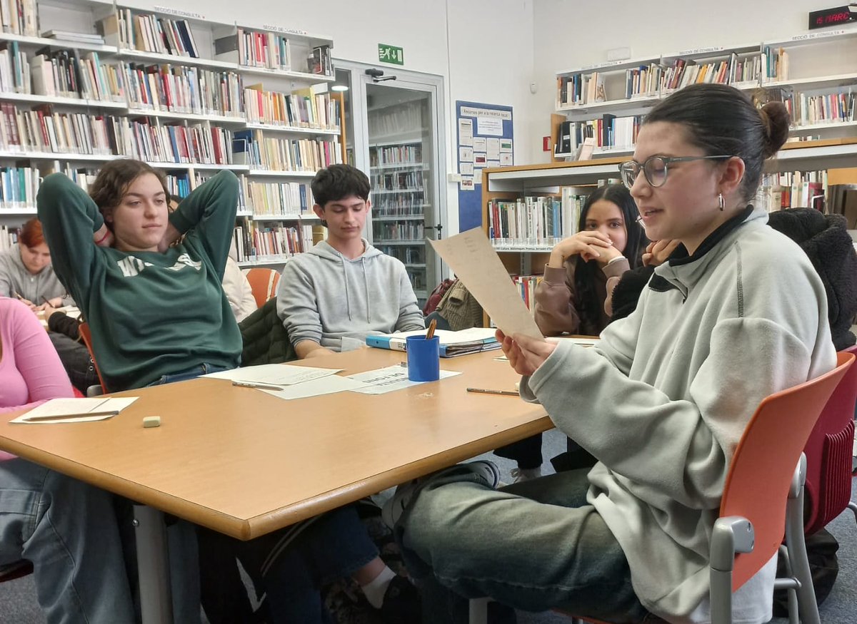 bibliotgn's tweet photo. 🎤✊ Sabíeu que el #rap va néixer al #Bronx de #NYC amb l'objectiu de ser un mitjà de denúncia social?
Avui n'hem fet un taller amb @VerSembrant per reflexionar sobre els #conflictes i la #pau dins el projecte #BibliotequesSenseFronteres.
#Ritme i #poesia per un món millor! https://t.co/rnglMbopW2