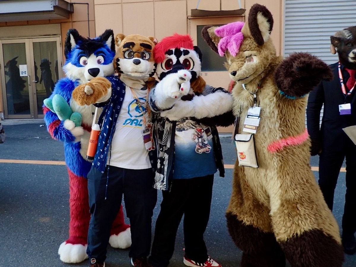 F4！
僕らはハンサムです！

🐶 <a href="/megathehusky/">Megathehusky</a> 
🐻 <a href="/Grizzly_Bear116/">洪永修</a> 
🐺 <a href="/Shio9lava/">Shio</a> 

📸 <a href="/KalacoDM/">KalacoDM卡卡</a> 
#FursuitsFriday