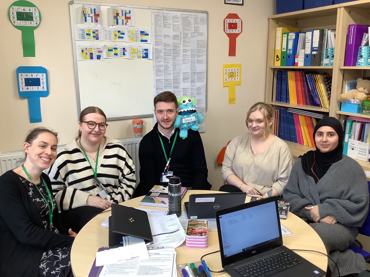 Our Primary Trainees have spent today at one of our primary partner schools, St Andrews First School, Barnt Green. Smiles all round ! Their day was on 'supporting children with their mental health & wellbeing' and 'Teaching computing' @WoodrushTC @UWprimary @getintoteaching