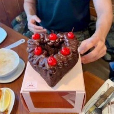 Taehyungimpact's tweet photo. Taehyung’s colleagues celebrated and congratulated for the release of his new song, fri(end)s. They called him taehyung-ie hyung 🥹 https://t.co/U8I0Ef4AP4