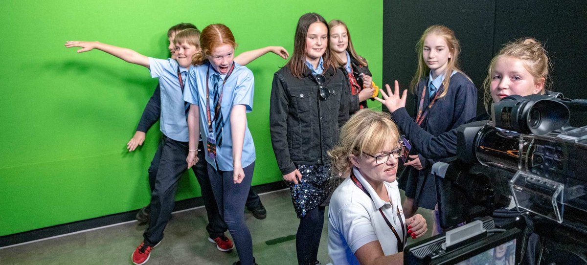 Lights, Camera, Action… 🎥🎬 Have you heard about the Sky Up Academy Studio? The immersive digital learning experience will welcome 3,000 primary & secondary students in 2024. To learn more – read our latest e-zine: shorturl.at/eDGX2 #SocialInclusin #DigitalSkills