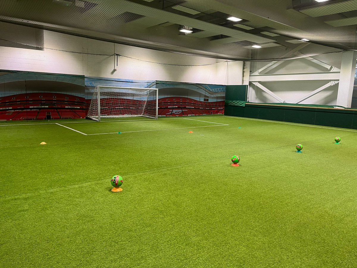 London CDA Cormac Duffy and coaches from Thomas McCurtains, North London Shamrocks and Holloway Gaels coached Hurling and Gaelic football today at The Emirates ahead of St. Patrick’s Day, in conjunction with The Arsenal Foundation and Arsenal in the Community. #LondainAbú 🟢⚪️