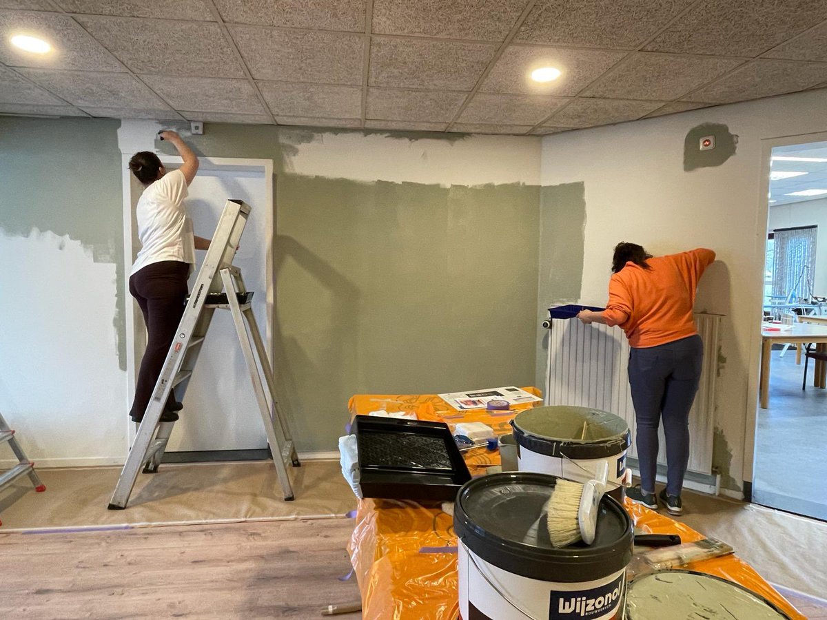 In het Werk Leer Centrum #Deventer op #Brinkgreven werken mensen met psychische problemen in een beschermde omgeving aan hun herstel. De entree heeft pas een mooie vloer gekregen en nu geven we de steriel-witte muren een mooie lentekleur! <a href="/NLDOET/">NLdoet</a> #deventerdoet <a href="/Dimence/">Dimence</a> #nldoet