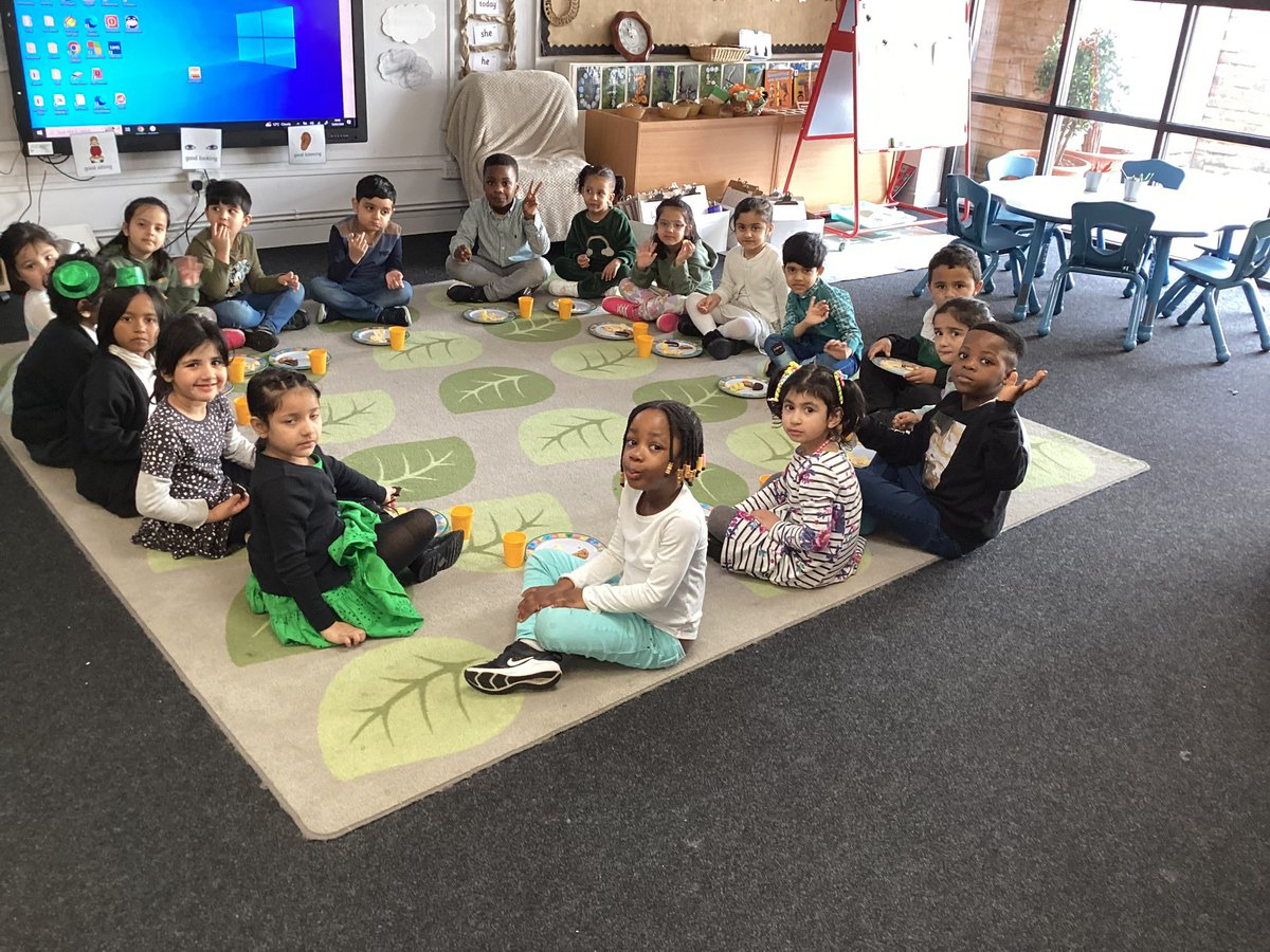 ReceptionHoly's tweet photo. @HolyFamilyScho1 https://t.co/vUg1aIVD3b