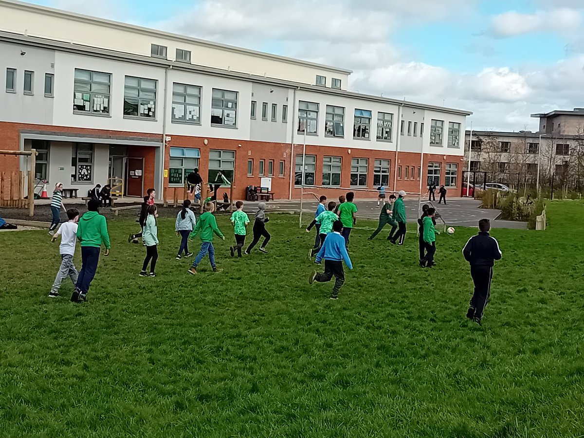 Bhí cluiche peile againn ar Lá Glas - Seomra 11 i gcoinne Seomra 12!