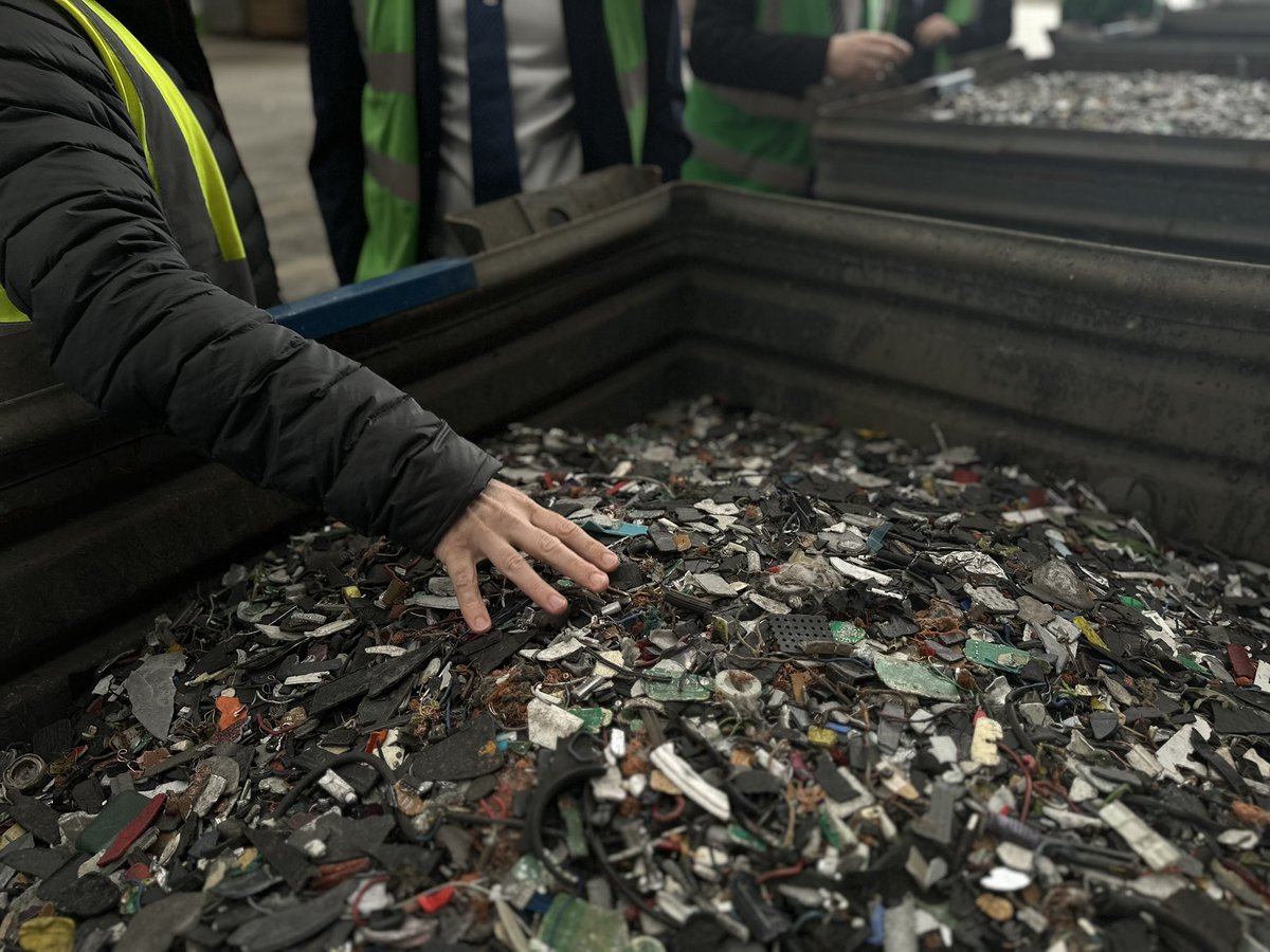 KMKMetals's tweet photo. Maria Walsh MEP was joined by local Fine Gael councillor Neil Feighery in a visit to our Tullamore headquarters today.

@MariaWalshEU 
@NeilFeighery 

#offaly #irelanddaily #finègael #ewaste #eera #crm #circulareconomy♻️ #kmkmetalsrecycling #recycling https://t.co/2rCgABhFwu