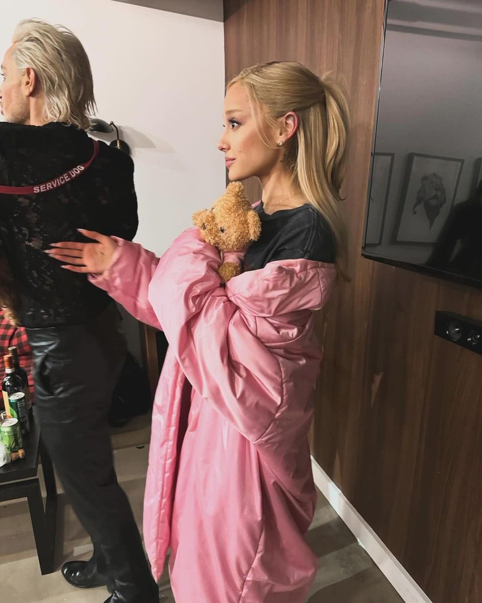 Ariana Grande Today ꕤ tweet media
