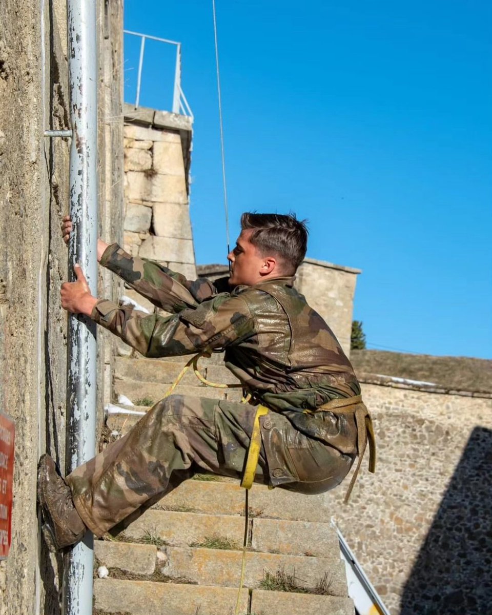 2️⃣/4️⃣✔️ ▶️ Deuxième semaine de stage pour la Promotion Colonel Le Cocq de l'école spéciale militaire. Que ce soit à Mont Louis ou à Collioure, de jour comme de nuit, nos stagiaires élèves officiers ont été mis à rude épreuve. #EnPointeToujours