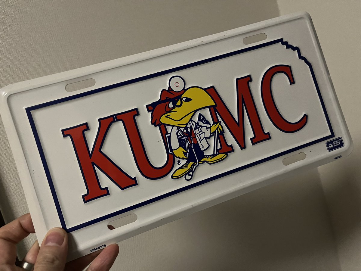 Osamuukagesapo's tweet image. すーじーの衣装、俺の留学先のグッズやん😳😳😳
メディカルセンターだったから、白衣着てるんだけどね😁

まさかのお揃っちで、めちゃくちゃ嬉しい😊

#富田鈴花 
#KUMC 
#University_of_Kansas_Medical_Center