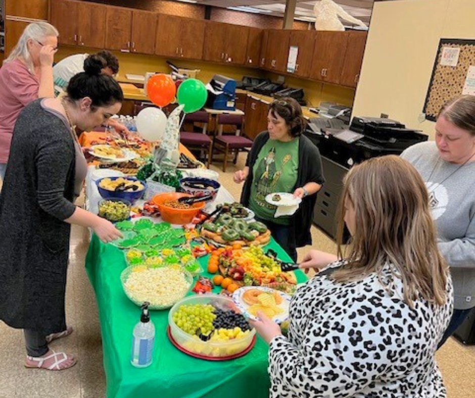 LedfordProud's tweet photo. Ledford Family Association! We just wanted to take a moment to express our gratitude for all the delicious snacks you sent our way. The staff at LHS are loving them and can't thank you enough! You guys are simply amazing! https://t.co/2xc6J444ny