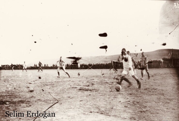 Nisan 1922, Afyon.
Yunan komuta kademesi psikolojik olarak kötü durumdaki orduyu motive etmek için spor turnuvaları düzenliyor.
Aynı zamanda aylardır hareketsiz kalan askerleri fizikî bir aktiviteye tabi tutmak istiyorlar.
Sahadakiler de Yunan 7. ve 12. tümenleri.
O tarihte henüz