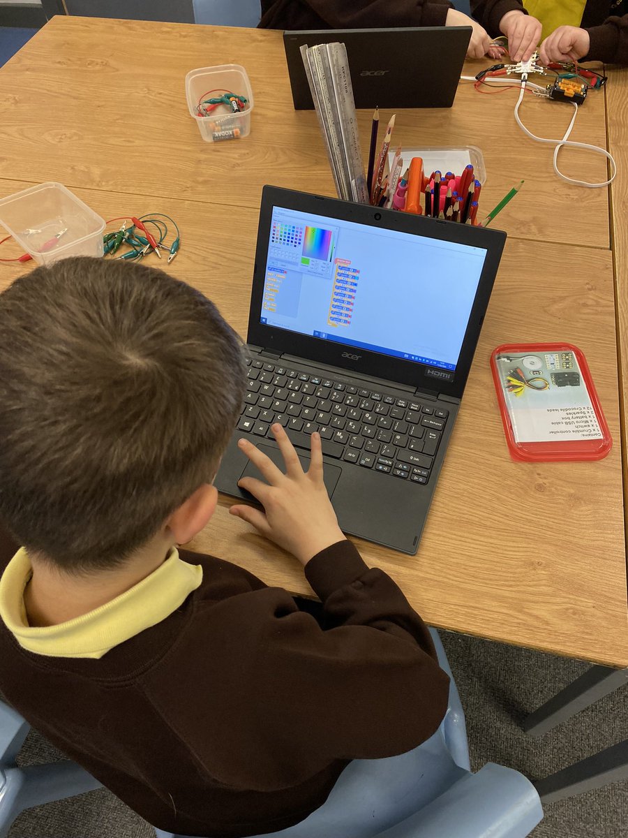 EastfieldPSHull's tweet photo. This week in computing, #3AR learnt to write algorithms which made made their crumble controller lights flash different colours. #EPSComputing https://t.co/gBkYpL3SdU