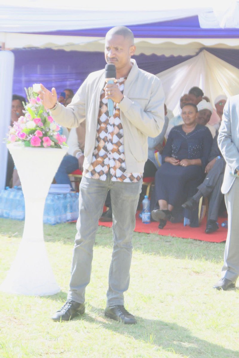 sam_profesa's tweet photo. Dr Babu Owino was today in Kigumo, Murang'a County. Attending the funeral of the late David Mwangi Gakuya.
@HEBabuOwino is a true friend of Andû a Nyumbã. When his time comes we shall repay him dearly. This is our Future PORK.
#UCLdraw #KateGate #WekaFullTank https://t.co/y1P3Jb9lJ5