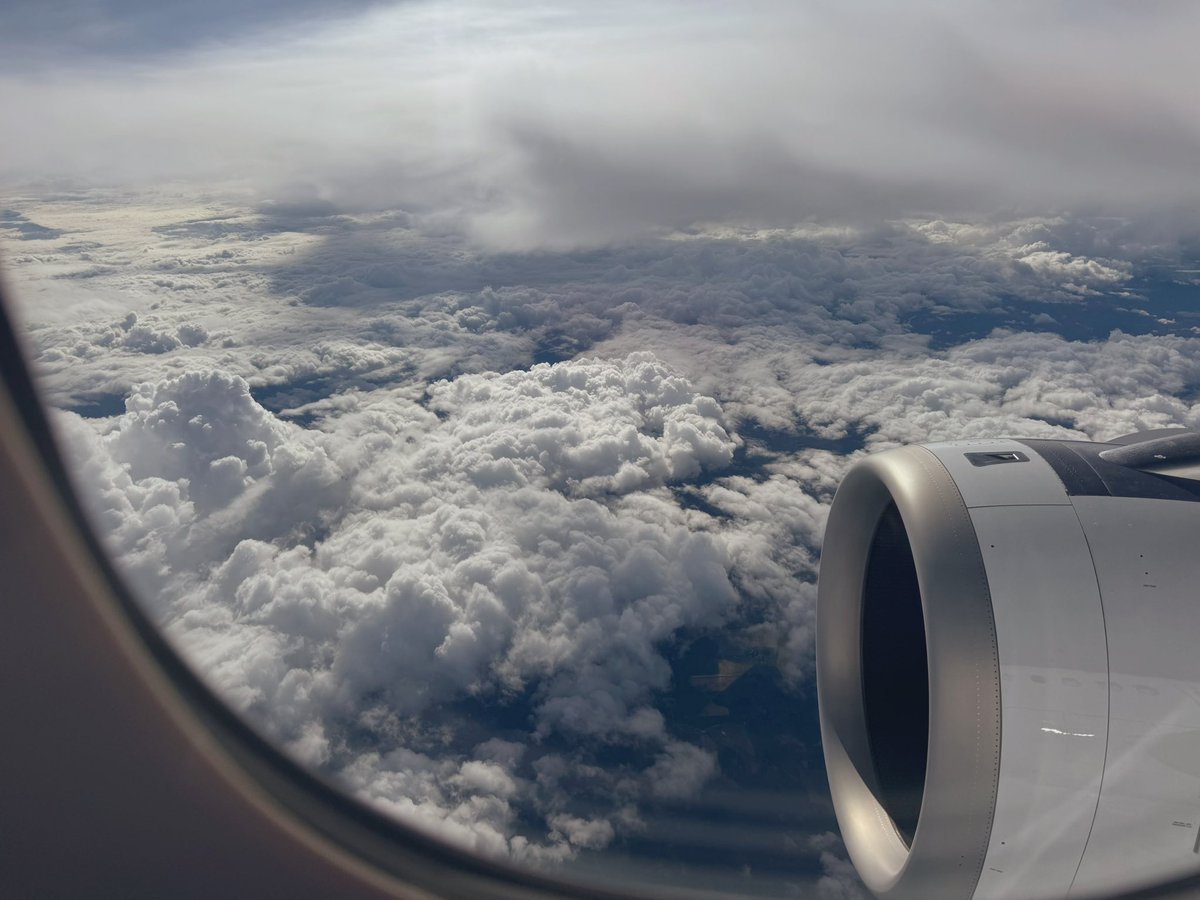 CeneFra's tweet image. Always nice to spend some time in #Brussels! 

As I was mentioning, this is the carpet of clouds you guys live under - seen from a plane; I think it is important more people know about it. 

Please spread the message!