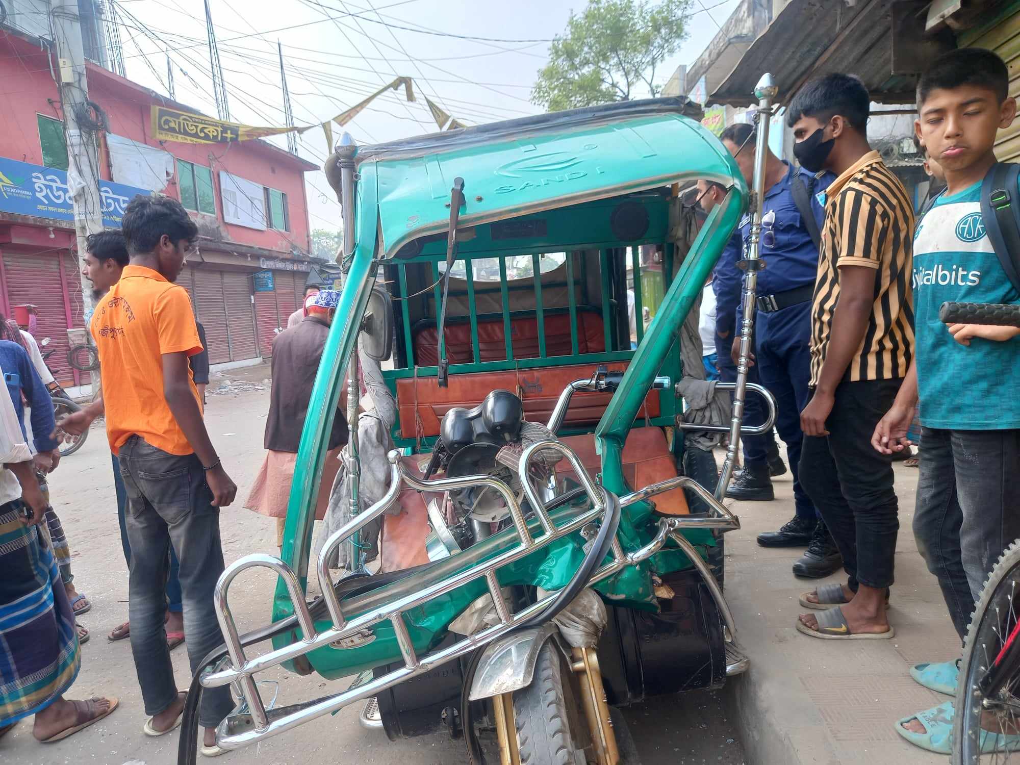 হোসেনপুরে সড়ক দুর্ঘটনায় সেনা কর্মকর্তাসহ ২ জন গুরুতর আহত
