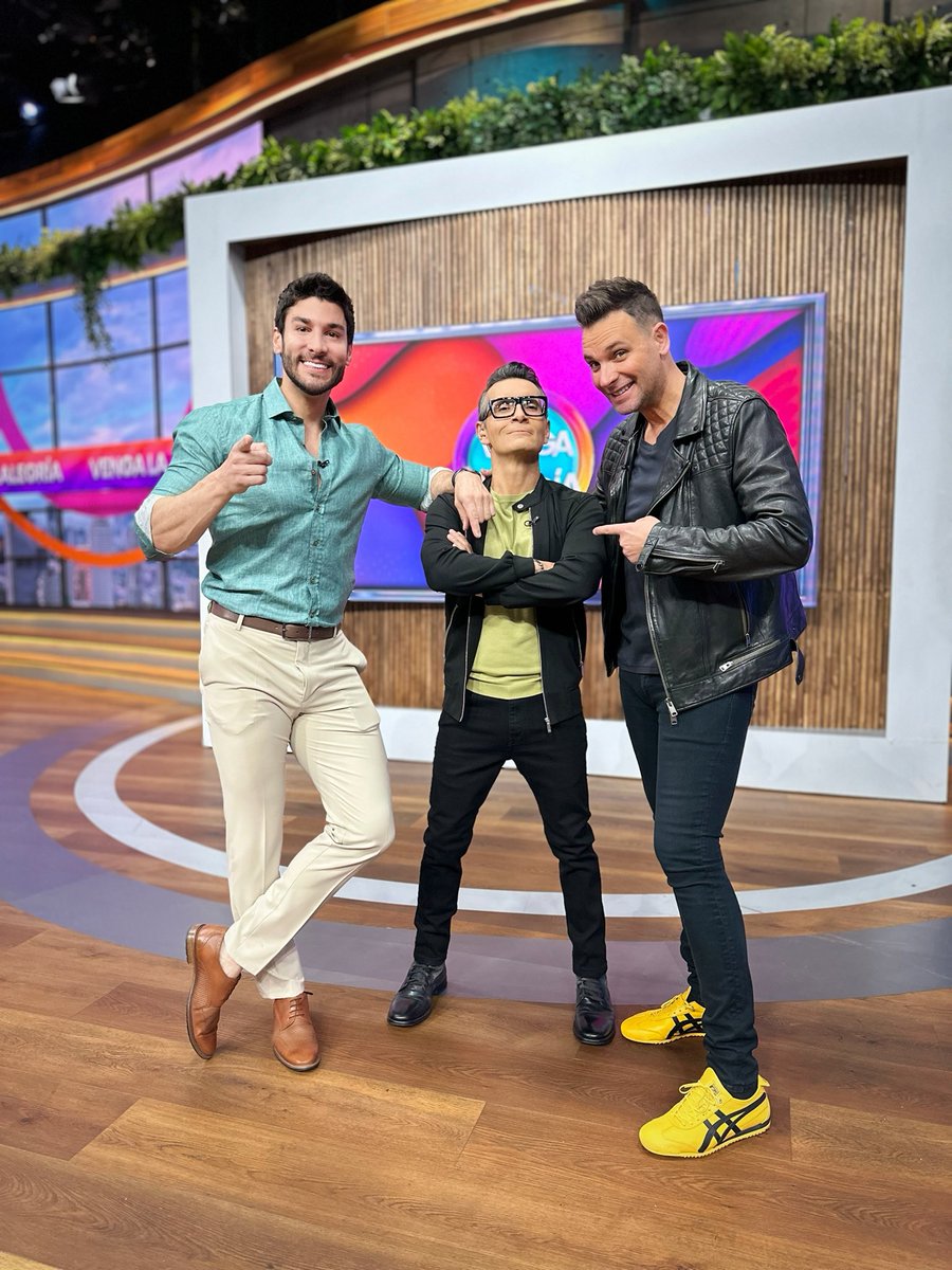 VengaLaAlegria's tweet image. Mujeres y hombres se enfrentan en el #RetoViral de este día. ¿Quiénes ganarán? 💃🏻✨🙌🏻🕺🏻 #VLA #ConLanitaYo