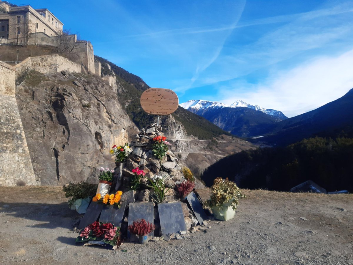 À #Briançon, une personne exilée peut désormais mourir 2 fois : 👉 On enterre les personnes 👉 On déterre leur mémoire 🔴 NON à la destruction du mémorial construit pour rendre hommage aux personnes mortes à la frontière franco-italienne. 🖋️ La pétition chng.it/SbxT4t45Mf