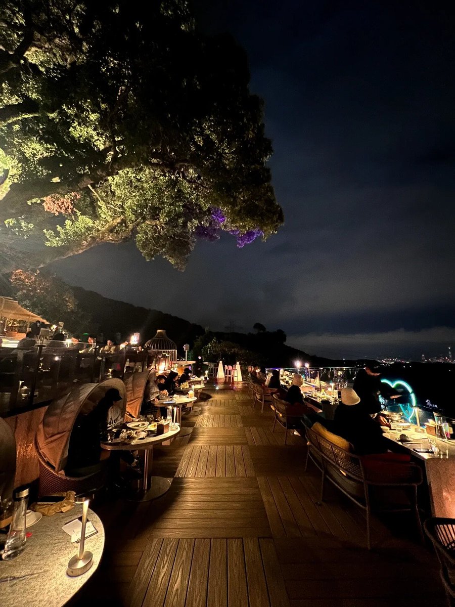 Lisa___Tan's tweet image. Night view restaurant on Yangmingshan✨
Serves Taiwanese hot stir-fry meals
Open until 3am🕒
Perfect for a date drive up the mountain
Very convenient with dedicated parking lot
Outdoor seating provides heaters in winter🔥
#Taipeitandian #Taipei Food #Yangmingshan #nightview