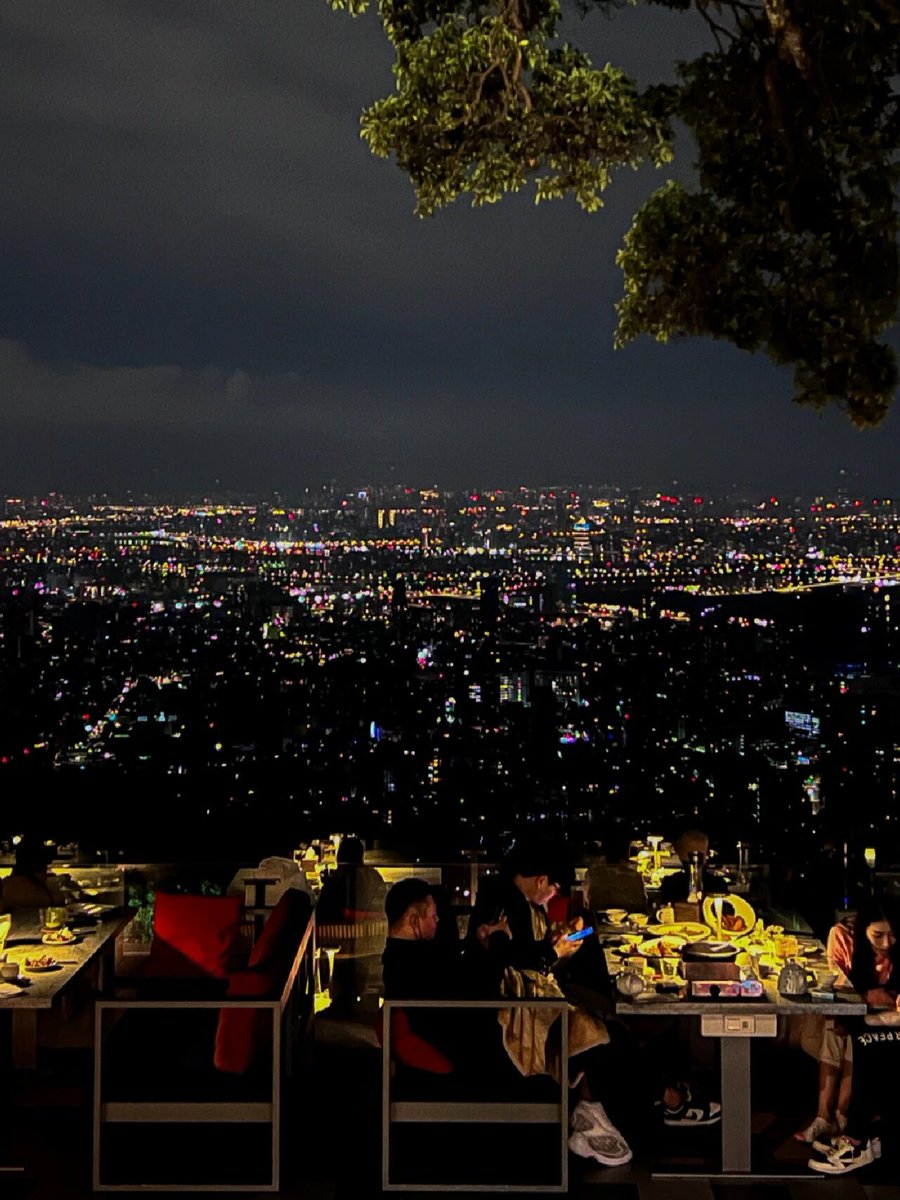 Lisa___Tan's tweet image. Night view restaurant on Yangmingshan✨
Serves Taiwanese hot stir-fry meals
Open until 3am🕒
Perfect for a date drive up the mountain
Very convenient with dedicated parking lot
Outdoor seating provides heaters in winter🔥
#Taipeitandian #Taipei Food #Yangmingshan #nightview
