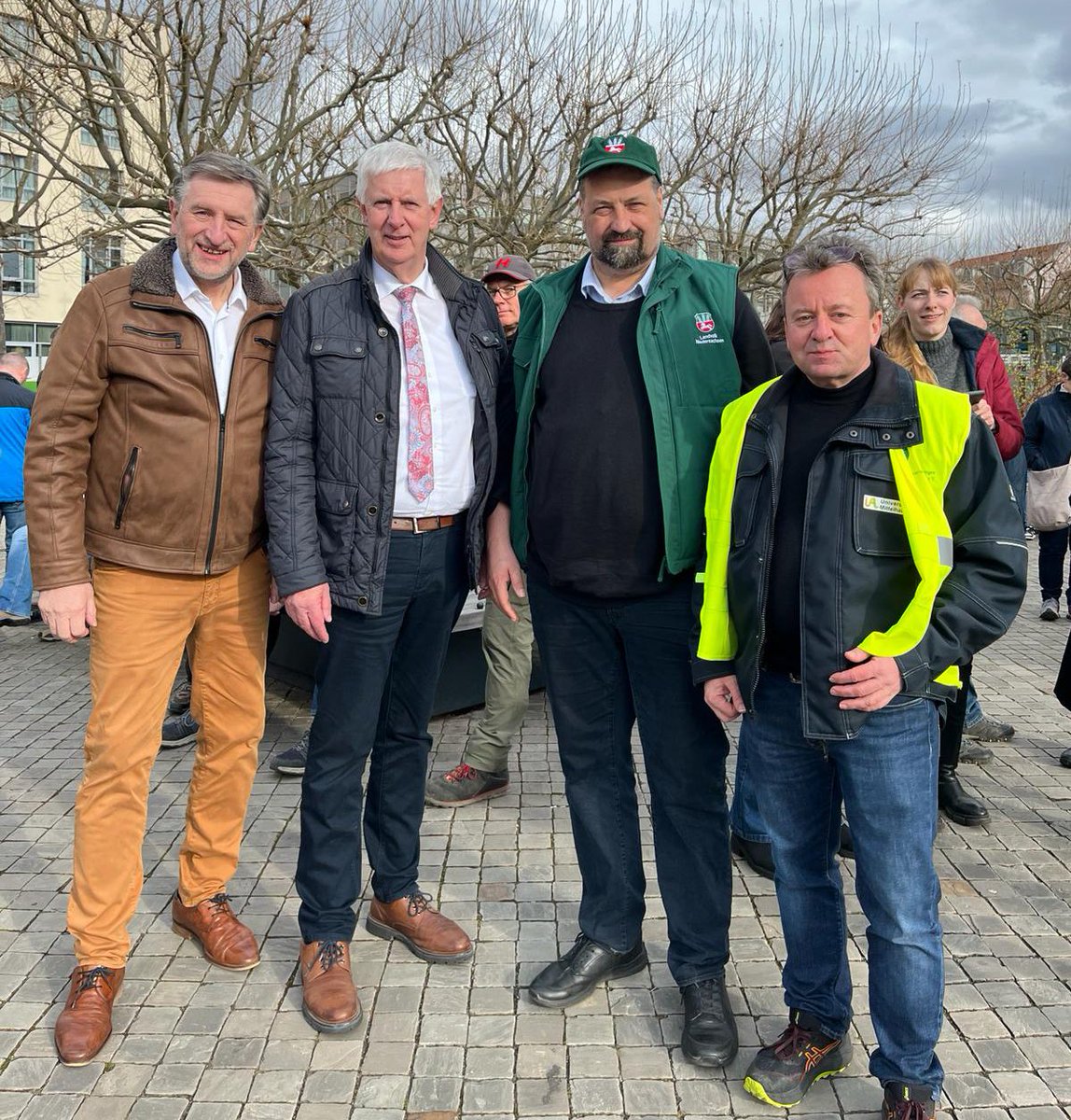 Bauern_Verband's tweet photo. Auch heute hat der #Bauernverband bei der #Agrarministerkonferenz in Erfurt Präsenz gezeigt, um insbesondere der Forderung des Berufsstandes zum #Bürokratieabbau Nachdruck zu verleihen. 
@BauernverbandTH @Landvolk @BayernsBauern https://t.co/5nAeAI62xS