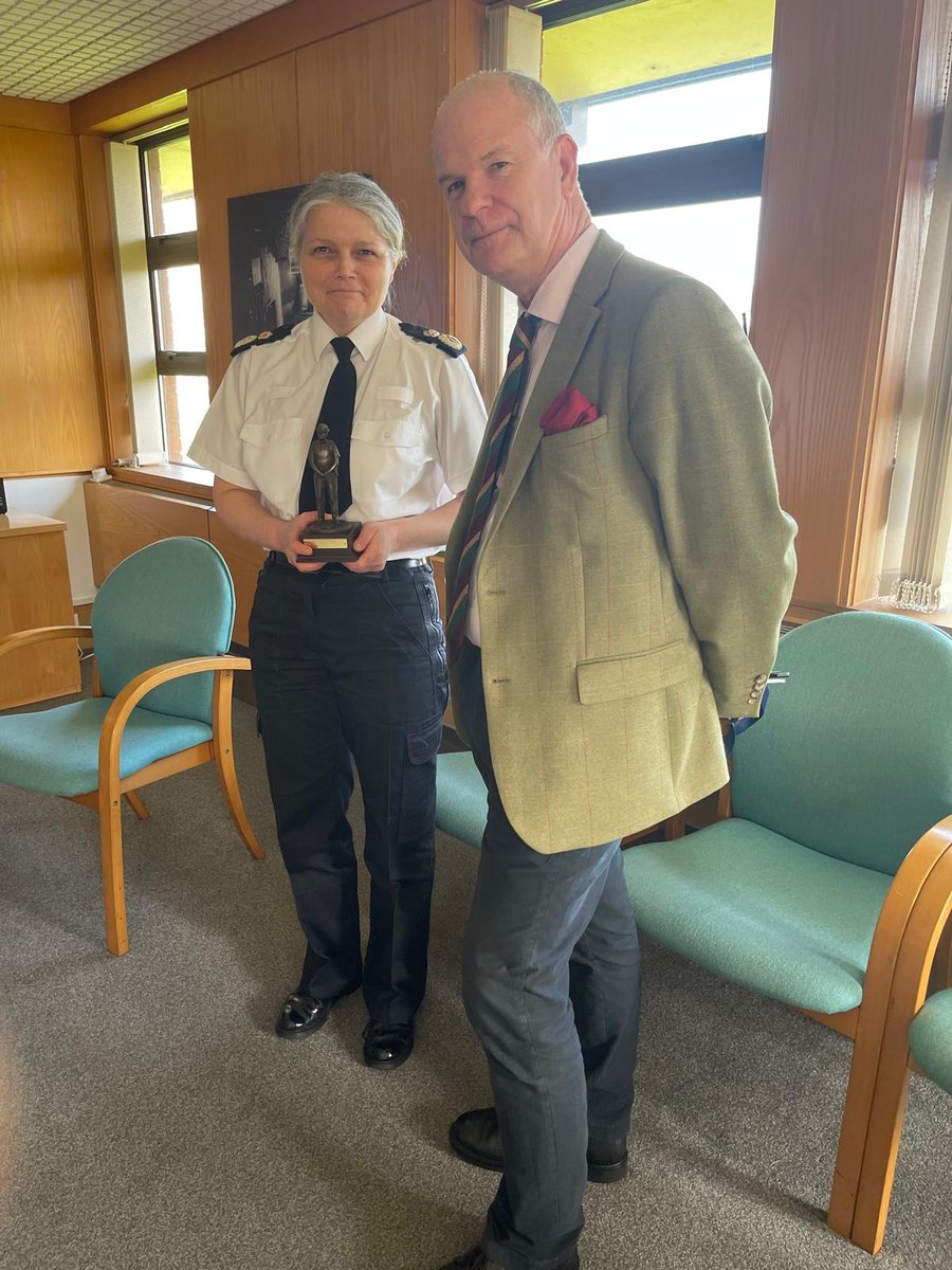 AandSPCC's tweet image. Today PCC - @ShelfordMark awarded Avon and Somerset Chief Constable Sarah Crew a bronze statue for her courageous leadership. 👏

 #AvonandSomerset #OPCC