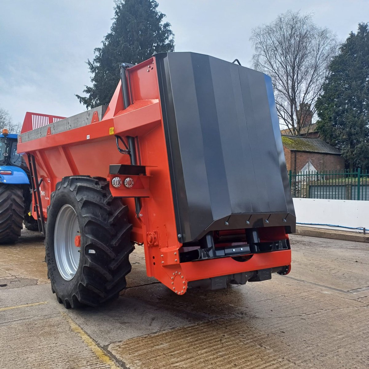 New K-Two 12 Ton muck spreader leaving T H WHITE Marlborough earlier this week complete with rear cover for spreading chicken muck 

#ktwo #muckspreader #spreader #agriculture #agriculutralequipment #farming #farminguk #britishfarming #farminglife