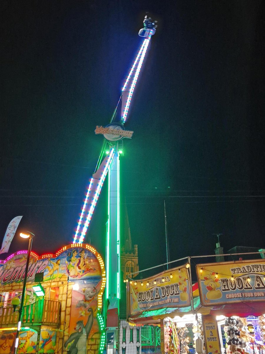 We've been patrolling Stamford Mid Lent Fair this week, supported by @LincsSpecials & PCSO's from @GranthamPolice. We're glad to report we've had few incidents of anti-social behaviour thus far. It's been great to see everyone having fun at ground level and up in the air! 🎢🎠