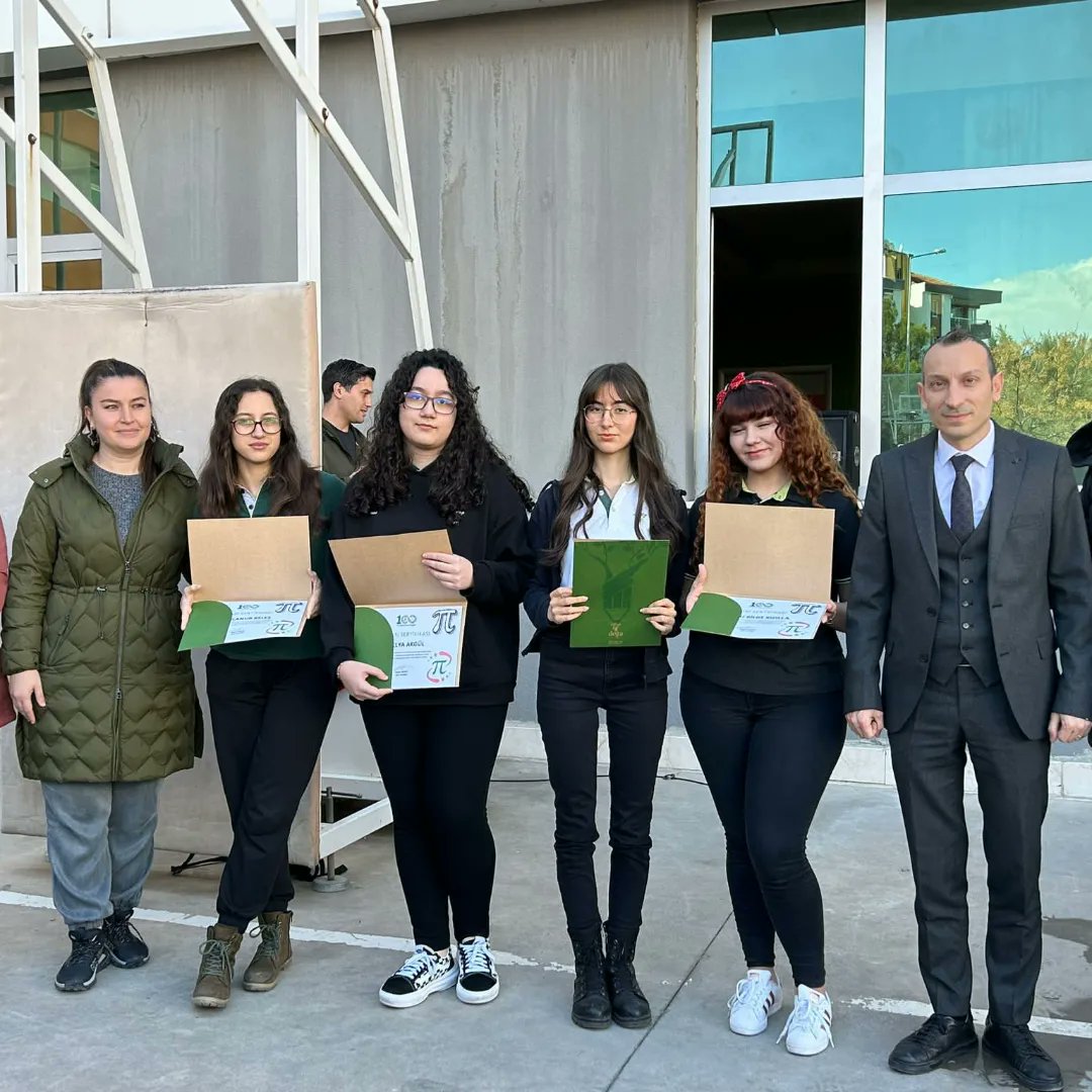 Doğa Koleji Çiğli Kampüsü (@dogacigli) on Twitter photo 14 Mart Dünya Matematik Günü'nde okulumuzda Lise Matematik zümresi olarak gerçekleştirdiğimiz Bil Bakalım yarışmasında birinci olan 11 Fen Tek sınıfımıza sertifikalarını verdik.Öğrencilerimizin başarılarının devamını dileriz.❤️ <a href="/basaraksoy/">Başar Aksoy</a> <a href="/KvancBarlas/">Kıvanç Barlas 🇹🇷</a> <a href="/Azrafraarzu1/">Arzu Uz</a> <a href="/DogaOkullari/">Doğa Koleji</a> 14 Mart Dünya Matematik Günü'nde okulumuzda Lise Matematik zümresi olarak gerçekleştirdiğimiz Bil Bakalım yarışmasında birinci olan 11 Fen Tek sınıfımıza sertifikalarını verdik.Öğrencilerimizin başarılarının devamını dileriz.❤️ <a href="/basaraksoy/">Başar Aksoy</a> <a href="/KvancBarlas/">Kıvanç Barlas 🇹🇷</a> <a href="/Azrafraarzu1/">Arzu Uz</a> <a href="/DogaOkullari/">Doğa Koleji</a>