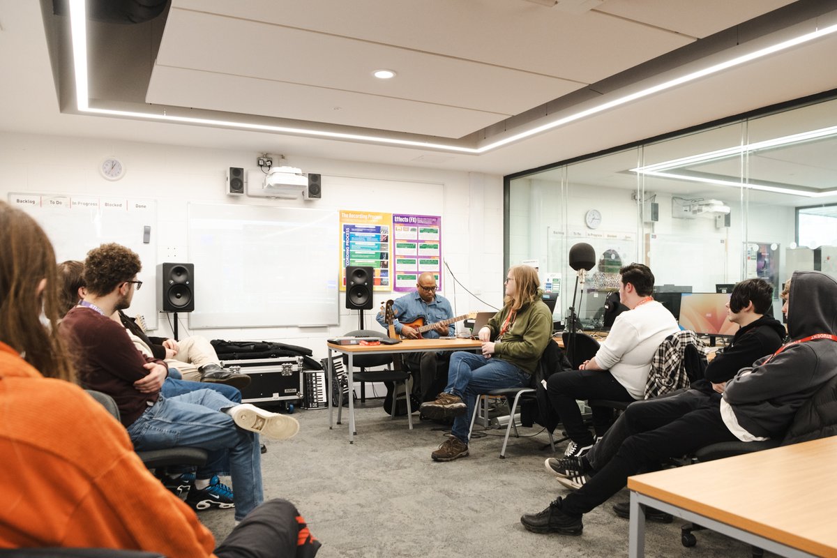 And it's a wrap! A huge thank you to Erik Blu2th Griggs @bluetoothmusic for delivering this amazing course educating and inspiring the next generation of music creatives in conjunction with @CalderdaleCol @CalderdaleMusic & @MayorOfWY Tracy Brabin. Come back and see us soon Erik!