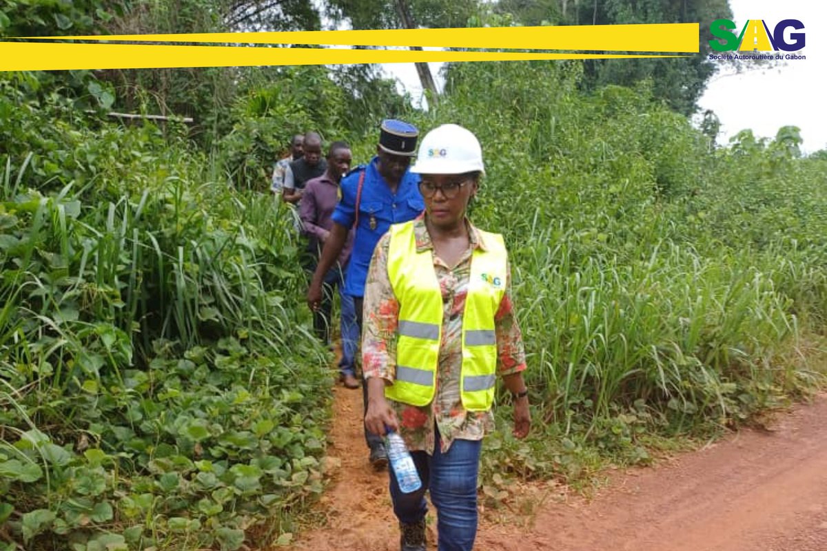 SagGabon's tweet photo. 🚧👷 | Visite préliminaire aux travaux de remplacement d'une buse obstruée à Meyang

Nos équipes ont effectué mardi 12 mars une visite préliminaire au démarrage des travaux que nous mènerons à Meyang. Cette visite qui s'est déroulée en présence de la Préfète de Ntoum, de représentants de ministère des Travaux Publics et de l'entreprise 2NK Services avait pour but de faire le point sur les travaux de remplacement de la buse obstruée de ce village situé en dehors de l'emprise actuelle de notre projet.

🗨️👥 Une réunion communautaire a été organisée à la suite de cette visite par la Préfète avec pour objectifs :

▶ d'informer les populations sur l’assistance qu’apporte la SAG pour le remplacement de cet ouvrage et les travaux de curage de ce bras du fleuve ;
▶️ de solliciter et d'obtenir leur appui pour la bonne réussite de ce projet ;
▶️ de leur présenter l’entreprise gabonaise 2NK chargée de réaliser les travaux.

🗓️ Ces travaux que nous menons en plus de ceux prévus dans le cadre de notre projet de réhabilitation du premier tronçon de la RN1 s'étaleront sur deux semaines et répondront aux attentes des habitants du village de Meyang.

🛣️ Bien plus qu'une route !