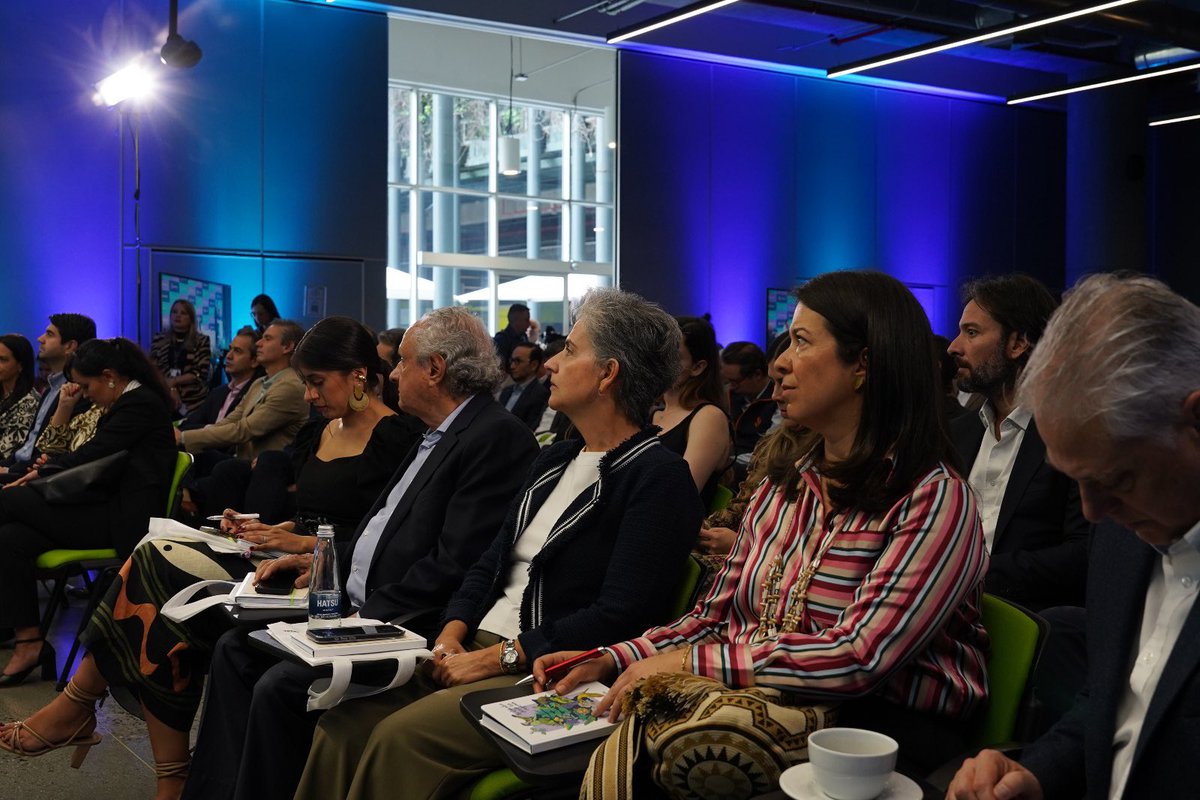 proantioquia1's tweet photo. 🤝 El 2023 se convirtió en un año de grandes realizaciones que hoy son nuestra apuesta para detonar el desarrollo de Antioquia. Con emoción y orgullo recibimos al Alcalde de Medellín @FicoGutierrez, el Gobernador de Antioquia, @AndresJRendonC, la Red Pro y los afiliados de Proantioquia para exponer nuestros logros del año 2023. #AsambleaProantioquia2024