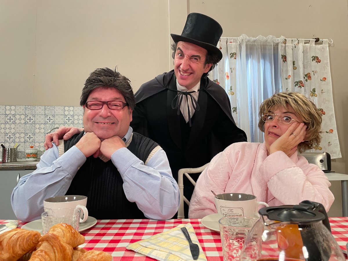 aragontv's tweet photo. Esta semana #DesayunandoCon... nos lleva hasta la cocina del Doctor Jekyll y el Señor Hyde.
Y es que los padres de este mozo con doble personalidad andan locos 😅
📆 Sábado 🕗 21:30 @OregonTv https://t.co/MnyICE2ycA