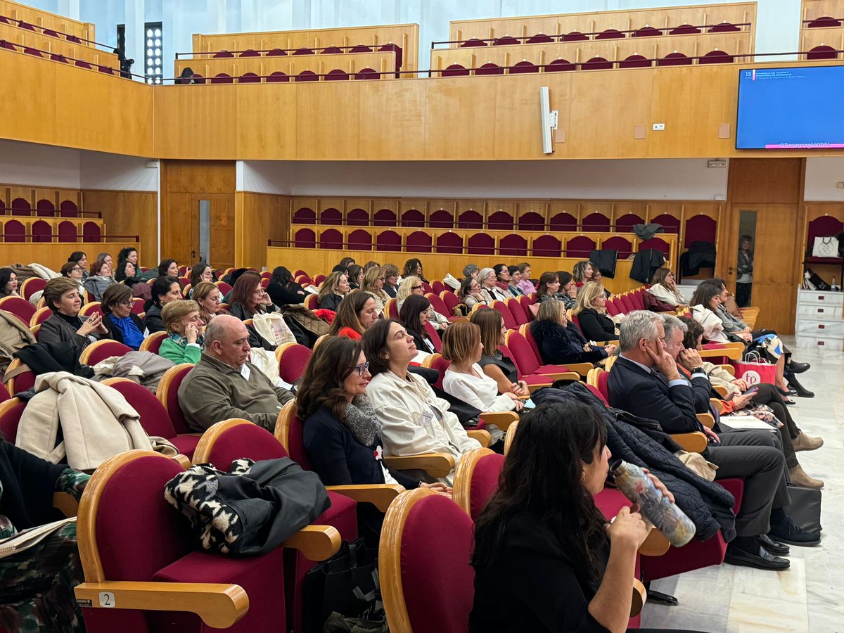 MujeresSP's tweet photo. No, el público no está dormido en el #CongresoMSP24, están haciendo un ejercicio de meditación con María Jesús Langa gracias a su charla flash @mjlanrey 
¿Cómo podemos potenciar la creatividad? ¿Cómo tener tranquilidad y paz? https://t.co/I80OGFrkVP