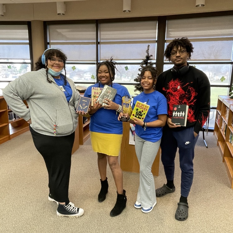 ExperienceOFHS's tweet photo. Congrats to the Hillcrest Hawks who won the1st ever #D228 Battle of the Books, MC'ed by Dr. Sikora! They competed against the Titans, the Braves and our Bengals to take home a really great trophy! Well done! #TheBengalWay #Bookbattle https://t.co/Fk23VwFZAU