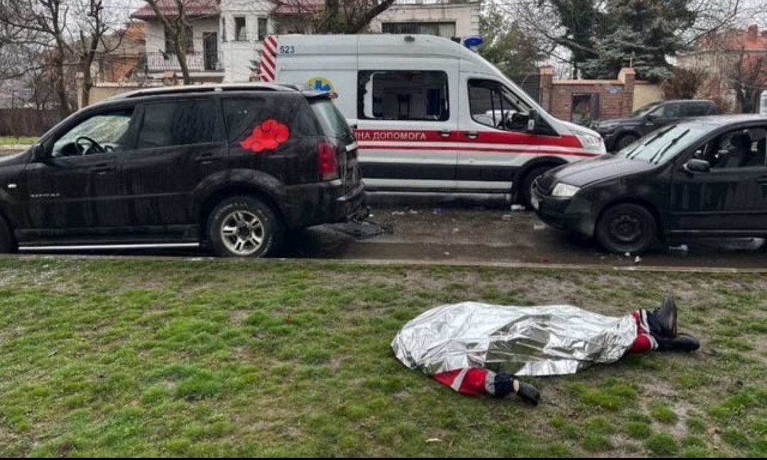 simoneUK69's tweet photo. I am heartbroken. Some of the finest people I've ever known were first responders. That hand prevented wounds from bleeding out, it held broken and shattered bones, it brought a comforting touch to someone's worst moments and it held someone else's hand in their last... 💔⛑️🪽 https://t.co/kBZqIaXxWE