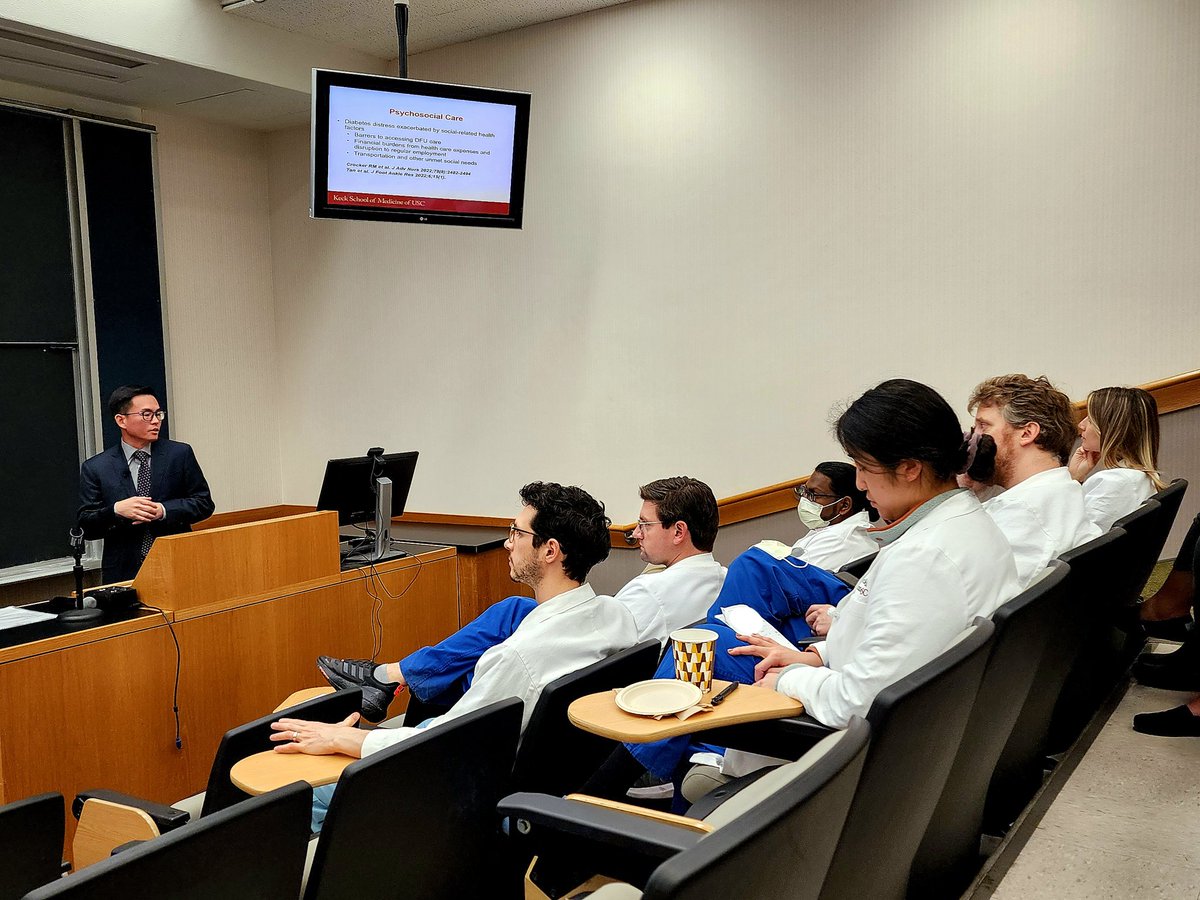 Our residents and fellows sitting up front in support of Dr. @TzeWoeiTan at @KeckMedicineUSC @LAGeneralMed @USCGenSurg General Surgery Grand Rounds (of their own volition! 😁) _______ #vascularsurgery #limbsalvage