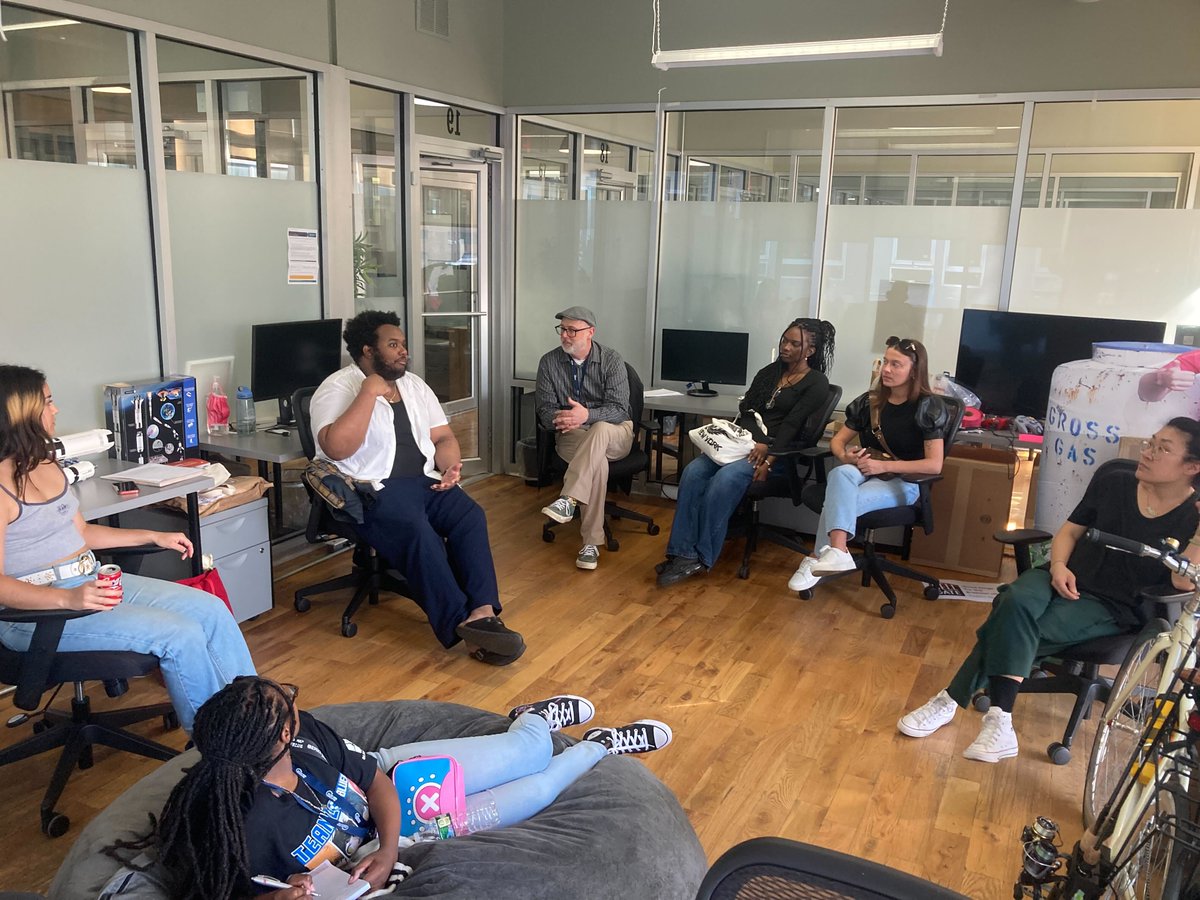 Hell Gate editors met up w/ student journalists who were in town as part of the College Media Convention (@collegemedia)!      

At our office, we chatted about how a worker-owned news outlets operates, and had them sit in on a pitch meeting.       

The future is bright!